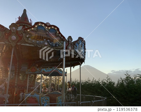 メリーゴランドと富士山 メリーゴランドと富士山 119536378