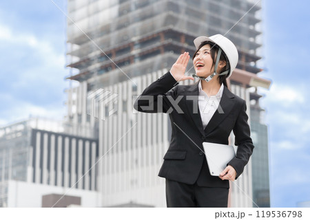 土木女子　スーツにヘルメット被って応援している若い女性　施工管理者　現場監 119536798