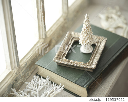 アンティークな窓辺に置かれた古い洋書とクリスマス小物 アンティークな窓辺に置かれた古い洋書とクリスマス小物 119537022