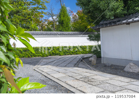 妙心寺境内 風情あふれる石畳の参道(京都市右京区花園) 妙心寺境内 風情あふれる石畳の参道(京都市右京区花園) 119537084