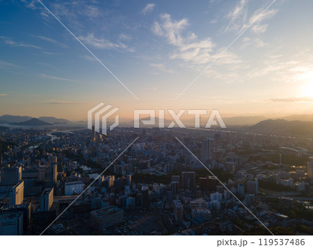 広島の街並み夕景02 119537486
