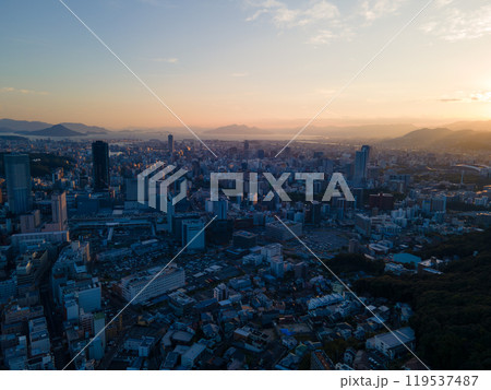 広島の街並み夕景03 119537487
