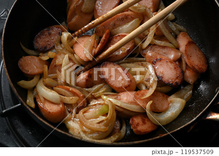 魚肉ソーセージとタマネギをフライパンで炒めている様子 魚肉ソーセージとタマネギをフライパンで炒めている様子 119537509