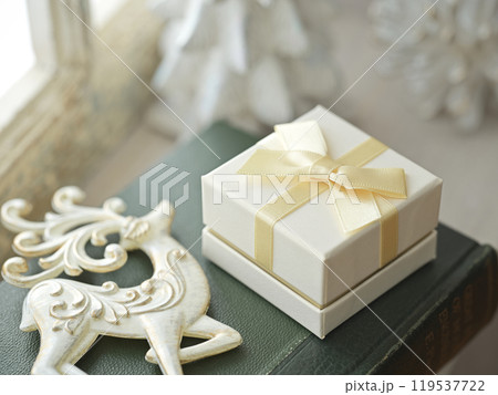 レトロな窓辺に置かれたプレゼントとクリスマス小物 119537722