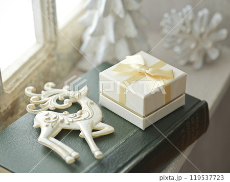 レトロな窓辺に置かれたプレゼントとクリスマス小物 119537723