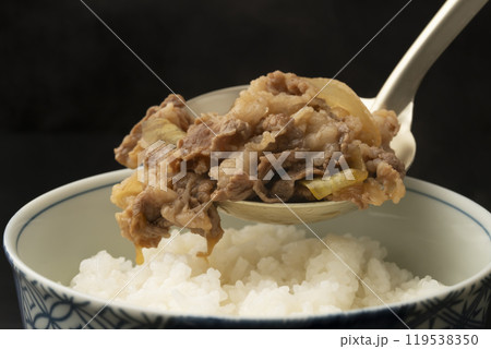 牛丼　牛丼の具をご飯に盛り付ける 119538350