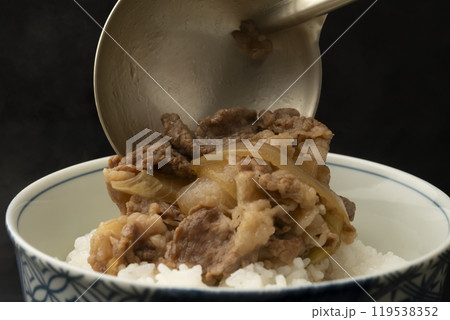 牛丼 牛丼の具をご飯に盛り付ける 牛丼 牛丼の具をご飯に盛り付ける 119538352