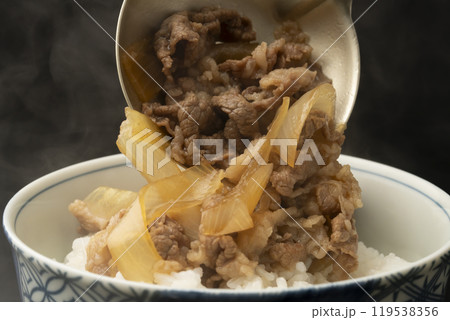 牛丼 牛丼の具をご飯に盛り付ける 牛丼 牛丼の具をご飯に盛り付ける 119538356