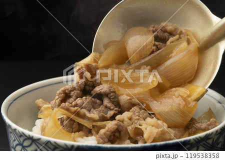 牛丼 牛丼の具をご飯に盛り付ける 牛丼 牛丼の具をご飯に盛り付ける 119538358
