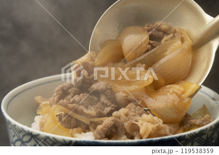 牛丼 牛丼の具をご飯に盛り付ける 牛丼 牛丼の具をご飯に盛り付ける 119538359