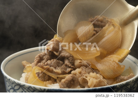 牛丼　牛丼の具をご飯に盛り付ける 119538362