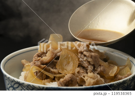牛丼 牛丼の具をご飯に盛り付ける 牛丼 牛丼の具をご飯に盛り付ける 119538365