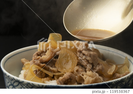 牛丼　牛丼の具をご飯に盛り付ける 119538367