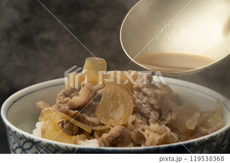 牛丼　牛丼の具をご飯に盛り付ける 119538368
