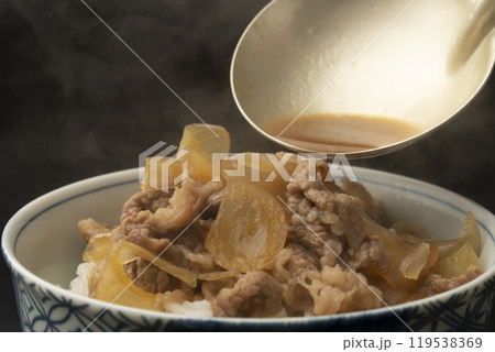 牛丼 牛丼の具をご飯に盛り付ける 牛丼 牛丼の具をご飯に盛り付ける 119538369