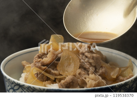 牛丼　牛丼の具をご飯に盛り付ける 119538370
