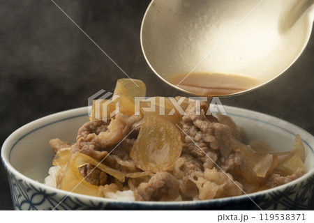 牛丼　牛丼の具をご飯に盛り付ける 119538371