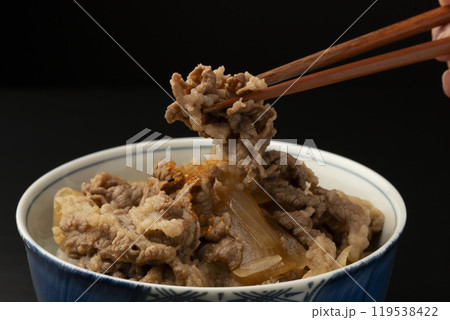 牛丼 牛丼を箸で持ち上げる 牛丼 牛丼を箸で持ち上げる 119538422