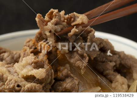 牛丼 牛丼を箸で持ち上げる 牛丼 牛丼を箸で持ち上げる 119538429
