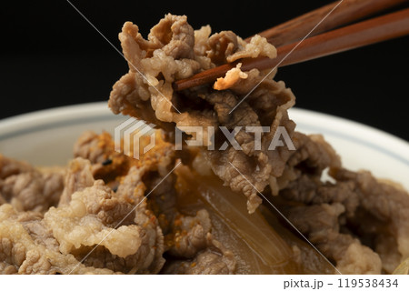 牛丼　牛丼を箸で持ち上げる 119538434