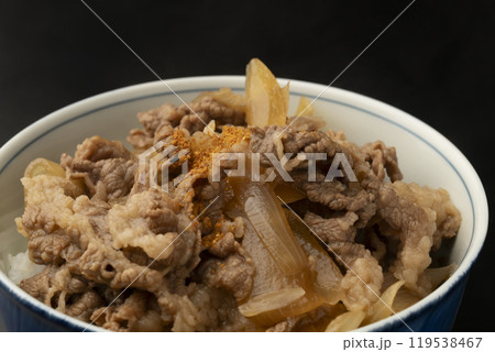牛丼　丼に盛り付けた牛丼 119538467