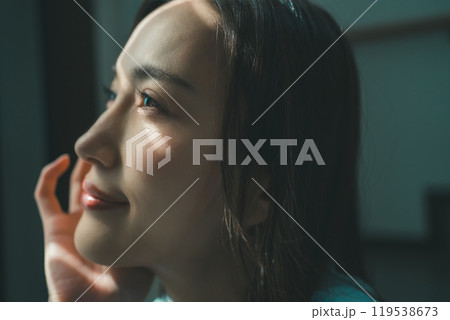 光線と若い女性 119538673
