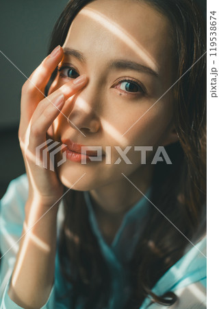 光線と若い女性 光線と若い女性 119538674