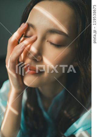 光線と若い女性 119538675
