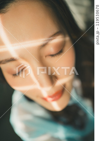 光線と若い女性 光線と若い女性 119538678