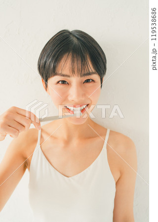 歯を磨く女性 119538686