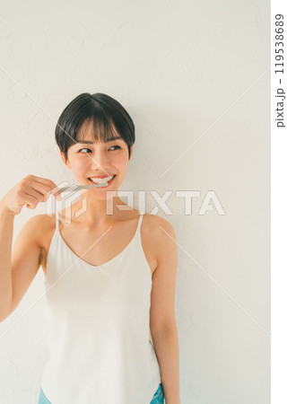 歯を磨く女性 119538689