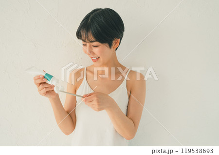 歯磨き粉をつける若い女性 歯磨き粉をつける若い女性 119538693