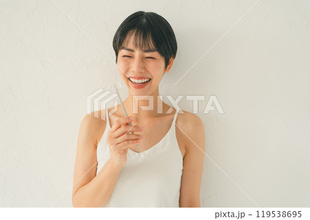 歯を磨く女性 歯を磨く女性 119538695