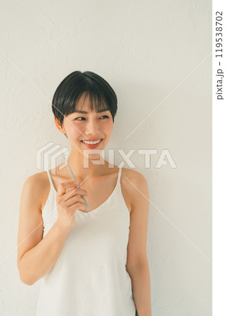 歯を磨く女性 歯を磨く女性 119538702