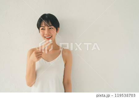 歯を磨く女性 119538703
