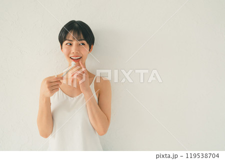 歯を磨く女性 119538704