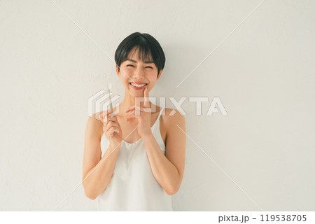 歯を磨く女性 119538705