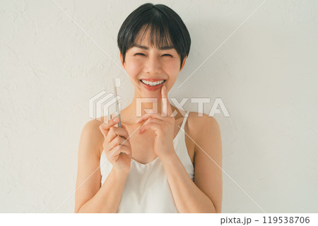 歯のキレイな若い女性 歯のキレイな若い女性 119538706