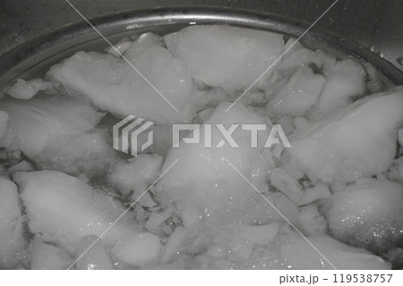 シンクの中のステンレスボールに入っている白濁した氷 119538757