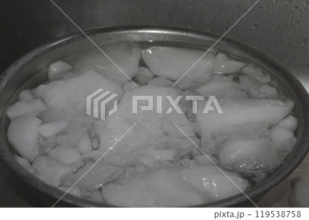 シンクの中のステンレスボールに入っている白濁した氷 119538758