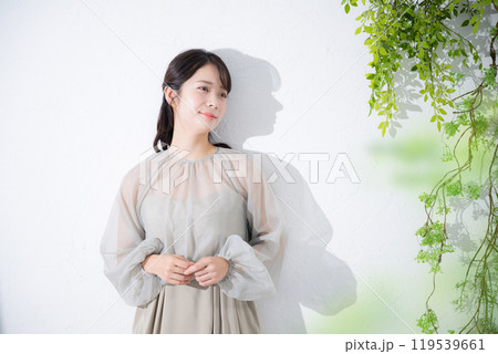 艶(ツヤ)感と透明感のある若い20代女性の日差しやファッションや美容やビューティー 艶(ツヤ)感と透明感のある若い20代女性の日差しやファッションや美容やビューティー 119539661