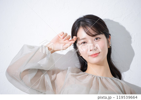 肌に艶(ツヤ)感と透明感のある若い女性の日差しや美容やビューティーのイメージ　カメラ目線 119539664