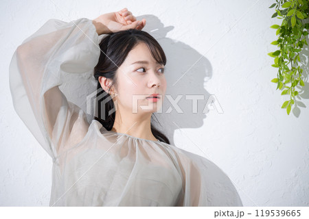 肌に艶(ツヤ)感と透明感のある若い女性の日差しや美容やビューティーのイメージ 119539665