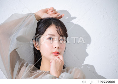 肌に艶(ツヤ)感と透明感のある若い女性の日差しや美容やビューティーのイメージ 肌に艶(ツヤ)感と透明感のある若い女性の日差しや美容やビューティーのイメージ 119539666