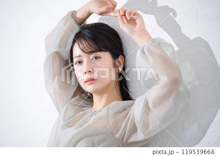 肌に艶(ツヤ)感と透明感のある若い20代女性の日差しや美容やビューティーのイメージカメラ目線 119539668