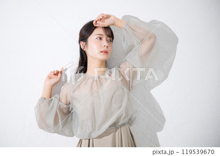 肌に艶(ツヤ)感と透明感のある若い女性の日差しや美容やビューティーのイメージのアンニュイな表情 119539670