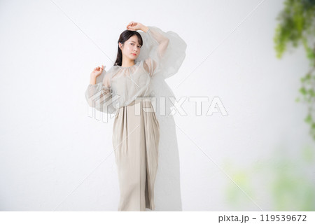艶(ツヤ)感と透明感のある若い20代女性の日差しやファッションや美容やビューティーの全身 119539672