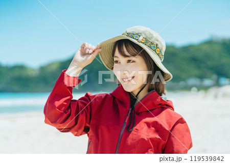 旅をする若い女性 顔無し 旅をする若い女性 顔無し 119539842