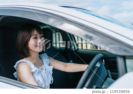 ドライブを楽しむ若い女性 119539856