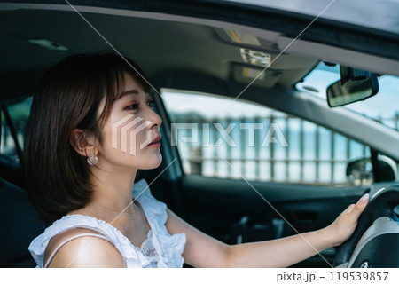ドライブする若い女性 ドライブする若い女性 119539857